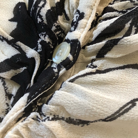 Free People creamy white long sleeve crop with buttons and black floral pattern - Picture 6 of 6